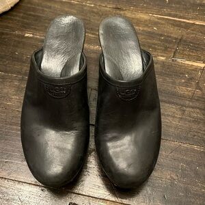 Size 9 Ugg black clogs